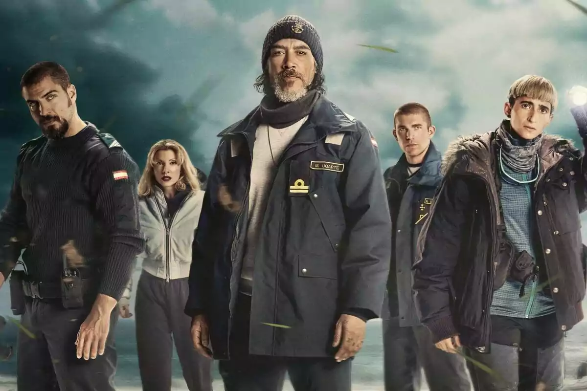 Óscar Jaenada, Maxi Iglesias, Alba Flores, Margarida Corceiro, Eric Masip i Najwa Nimri vestides amb roba d'abric posen en un entorn fosc i ventós al cartell de la sèrie Punt Nemo.