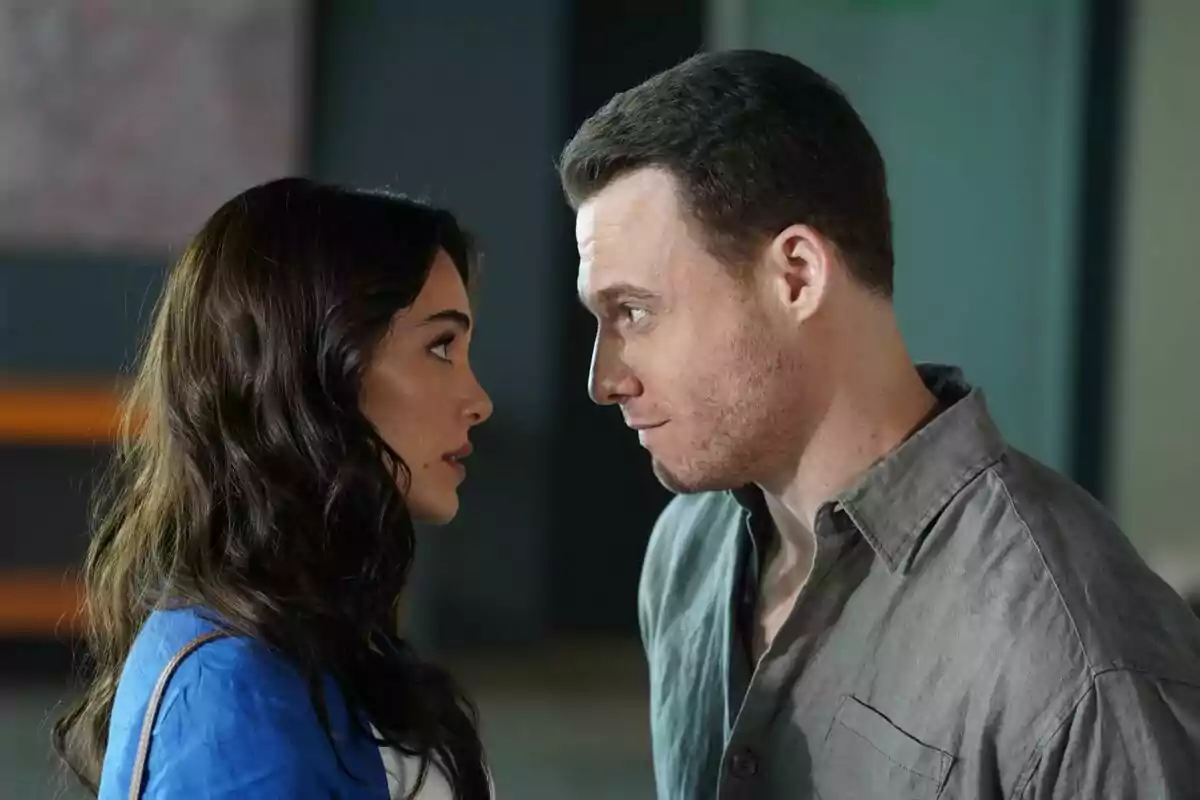 Fotografia de Kerem Bürsin i Hafsanur Sancaktutan mirant-se com a protatonistes de Quiéreme siempre Fotografia de Kerem Bürsin i Hafsanur Sancaktutan mirant-se com a protatonistes de Quiéreme siempre