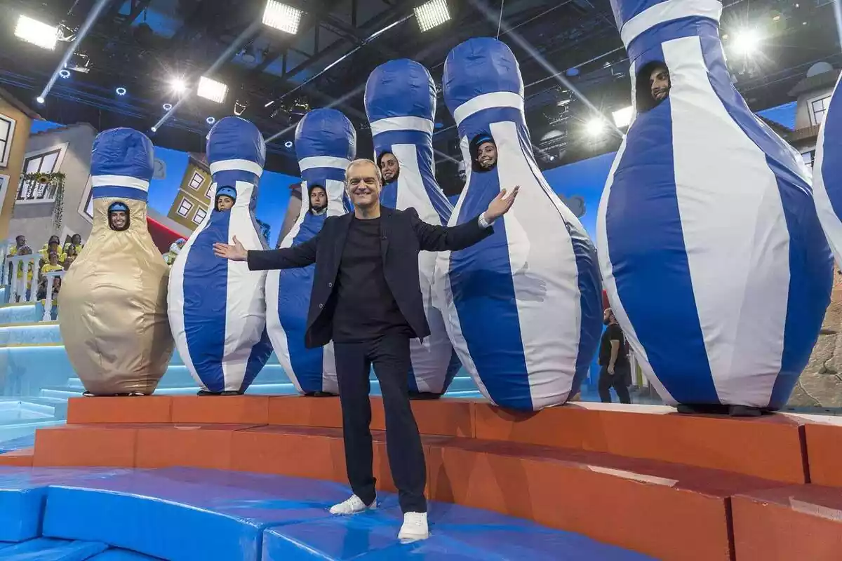 Ramón García junto a los bolos locos en El Grand Prix Ramón García junto a los bolos locos en El Grand Prix