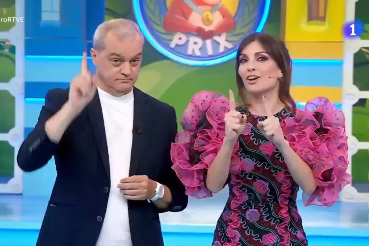 Ramon García i Cristinini en un set del Grand Prix colorit gesticulen amb el dit índex aixecat. Ramon García i Cristinini en un set del Grand Prix colorit gesticulen amb el dit índex aixecat.