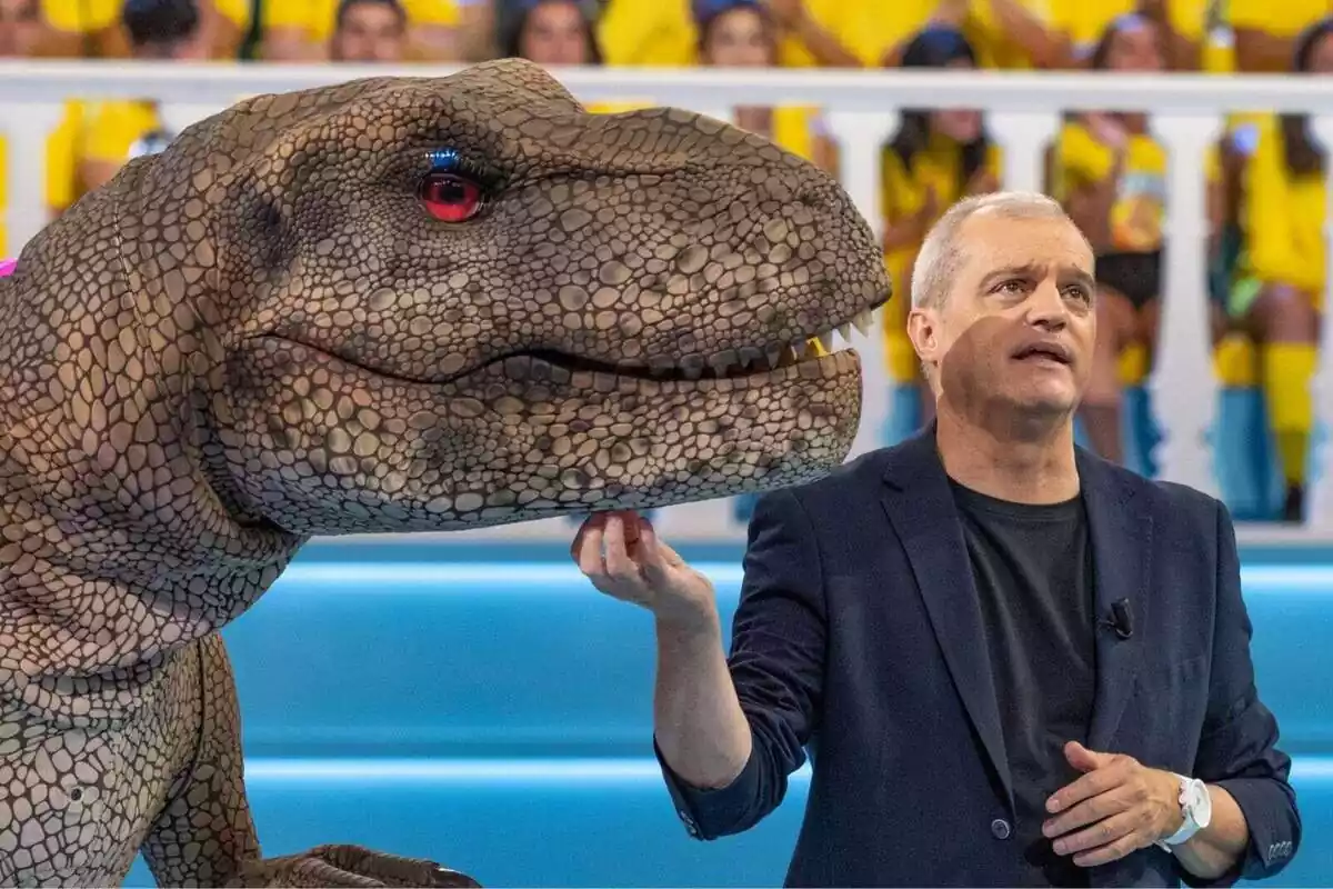 Ramón García junto al dinosaurio en la primera semifinal de El Grand Prix Ramón García junto al dinosaurio en la primera semifinal de El Grand Prix