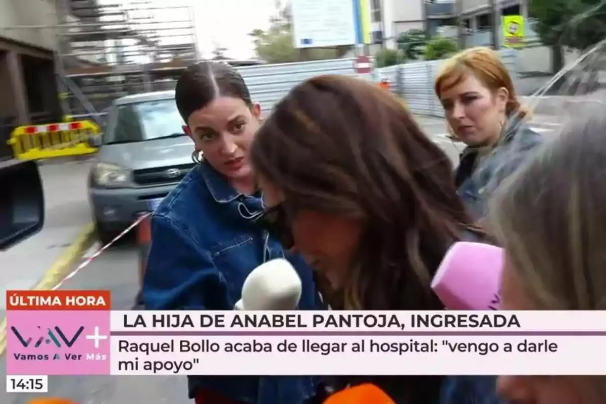 Un grupo de periodistas de Vamos a ver está reunido afuera de un hospital cubriendo la entrada de Raquel Bollo. Un grupo de periodistas de Vamos a ver está reunido afuera de un hospital cubriendo la entrada de Raquel Bollo.