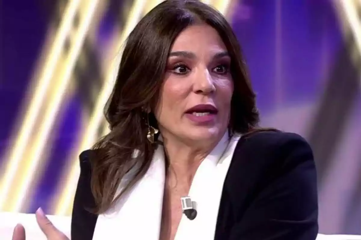 Raquel Bollo con cabello oscuro y chaqueta blanca y negra hablando con fondo iluminado en De Viernes. Raquel Bollo con cabello oscuro y chaqueta blanca y negra hablando con fondo iluminado en De Viernes.
