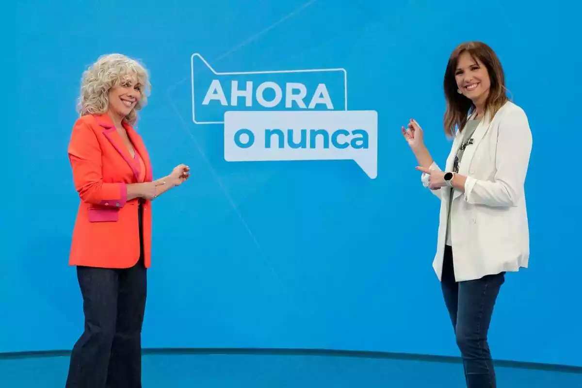 Raquel Martos y Mònica López señalando el logo de Ahora o Nunca en La 1 Raquel Martos y Mònica López señalando el logo de Ahora o Nunca en La 1