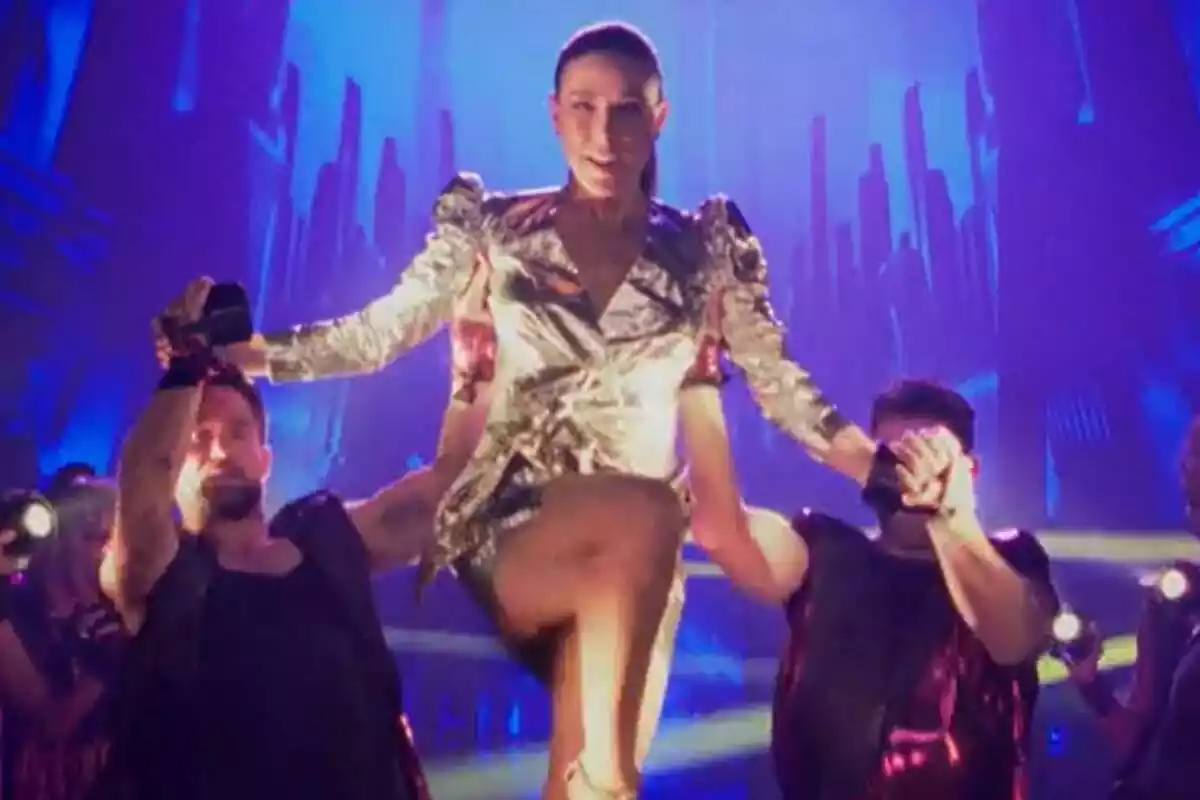 Captura de Raquel Sánchez Silva en el aire sostenida por dos bailarines de Tu Cara Me Suena Captura de Raquel Sánchez Silva en el aire sostenida por dos bailarines de Tu Cara Me Suena