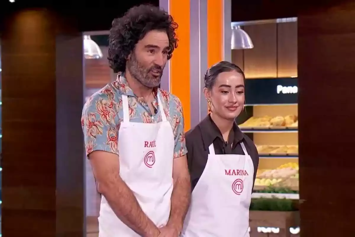 Raúl Gómez y Marina Rivers con delantales blancos en las cocinas de MasterChef Celebrity. Raúl Gómez y Marina Rivers con delantales blancos en las cocinas de MasterChef Celebrity.