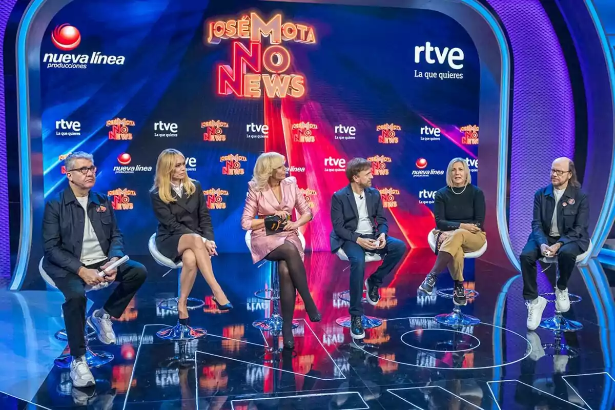 Florentino Fernández, Patricia Conde, María Eizaguirre, José Mota, Ana María Bordás i Santiago Segura asseguts en un escenari durant un esdeveniment de presentació del programa Florentino Fernández, Patricia Conde, María Eizaguirre, José Mota, Ana María Bordás i Santiago Segura asseguts en un escenari durant un esdeveniment de presentació del programa