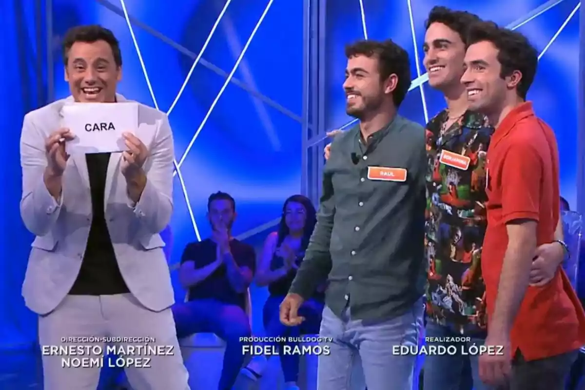 Ion Aramendi sonriente sostiene un cartel que dice Ion Aramendi sonriente sostiene un cartel que dice