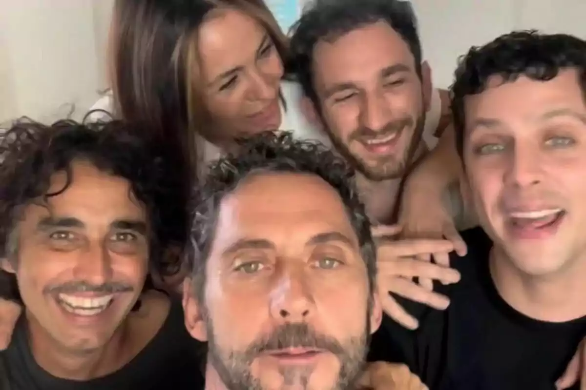 Captura de Canco Rodríguez, Melani Olivares, Paco León, Eduardo Casanovas y David Castillo en un reencuentro de Aída Captura de Canco Rodríguez, Melani Olivares, Paco León, Eduardo Casanovas y David Castillo en un reencuentro de Aída