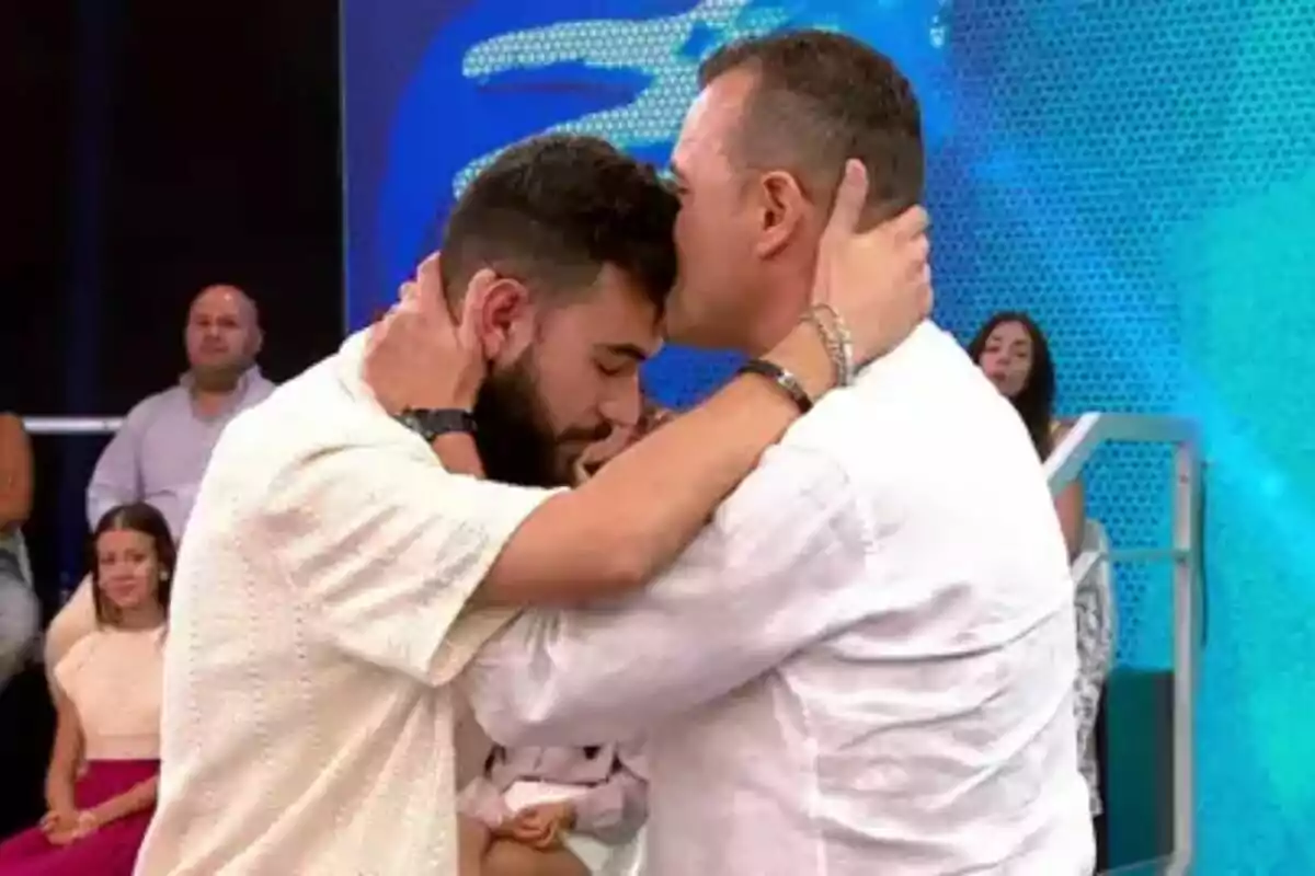 Dos personas abrazándose con ternura en el plató de Y ahora Sonsoles Dos personas abrazándose con ternura en el plató de Y ahora Sonsoles