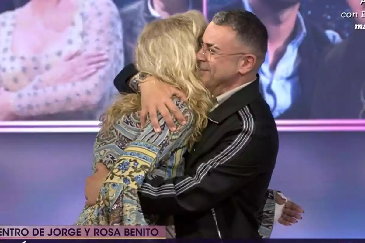 Captura del abrazo entre Jorge Javier Vázquez y Rosa Benito en De Viernes de Telecinco Captura del abrazo entre Jorge Javier Vázquez y Rosa Benito en De Viernes de Telecinco