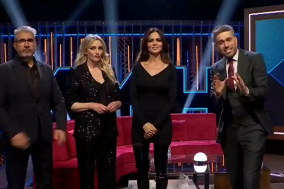 Dani Martínez, Florentino Fernández, Anna Simón i Romina Belluscio de peu a Martínez i Germans amb llums de fons i un sofà vermell.