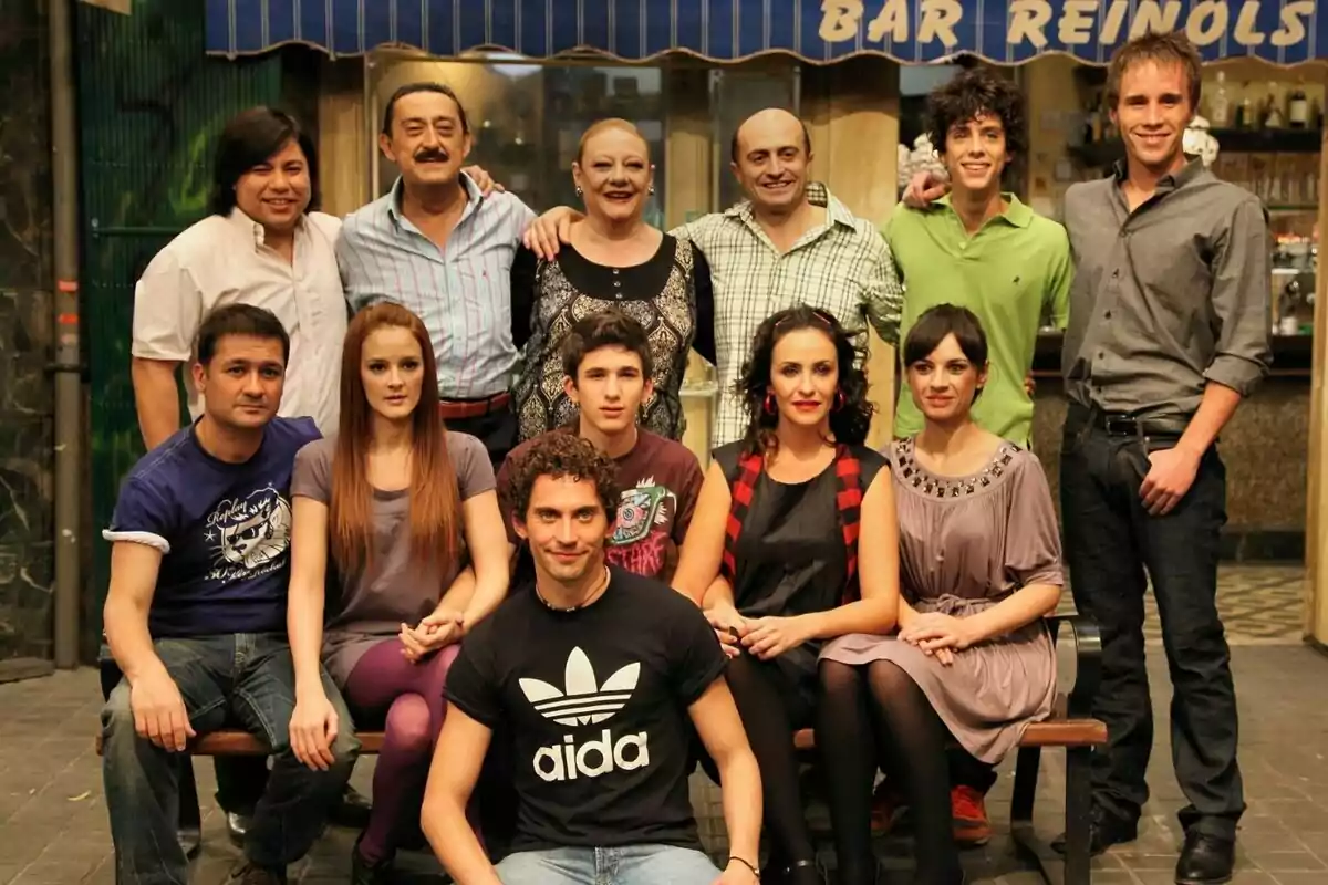Fotografía del elenco de Aída como Canco Rodríguez, Melani Olivares, Paco León, Eduardo Casanovas, Miren Ibarguren, Secun de la Rosa, Pepe Viyuela, Mariano Peña o David Castillo Fotografía del elenco de Aída como Canco Rodríguez, Melani Olivares, Paco León, Eduardo Casanovas, Miren Ibarguren, Secun de la Rosa, Pepe Viyuela, Mariano Peña o David Castillo