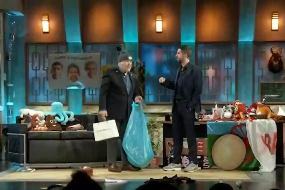Antonio Resines y David Broncano conversan en 'La Revuelta' lleno de objetos diversos, incluyendo peluches y una bolsa azul. Antonio Resines y David Broncano conversan en 'La Revuelta' lleno de objetos diversos, incluyendo peluches y una bolsa azul.