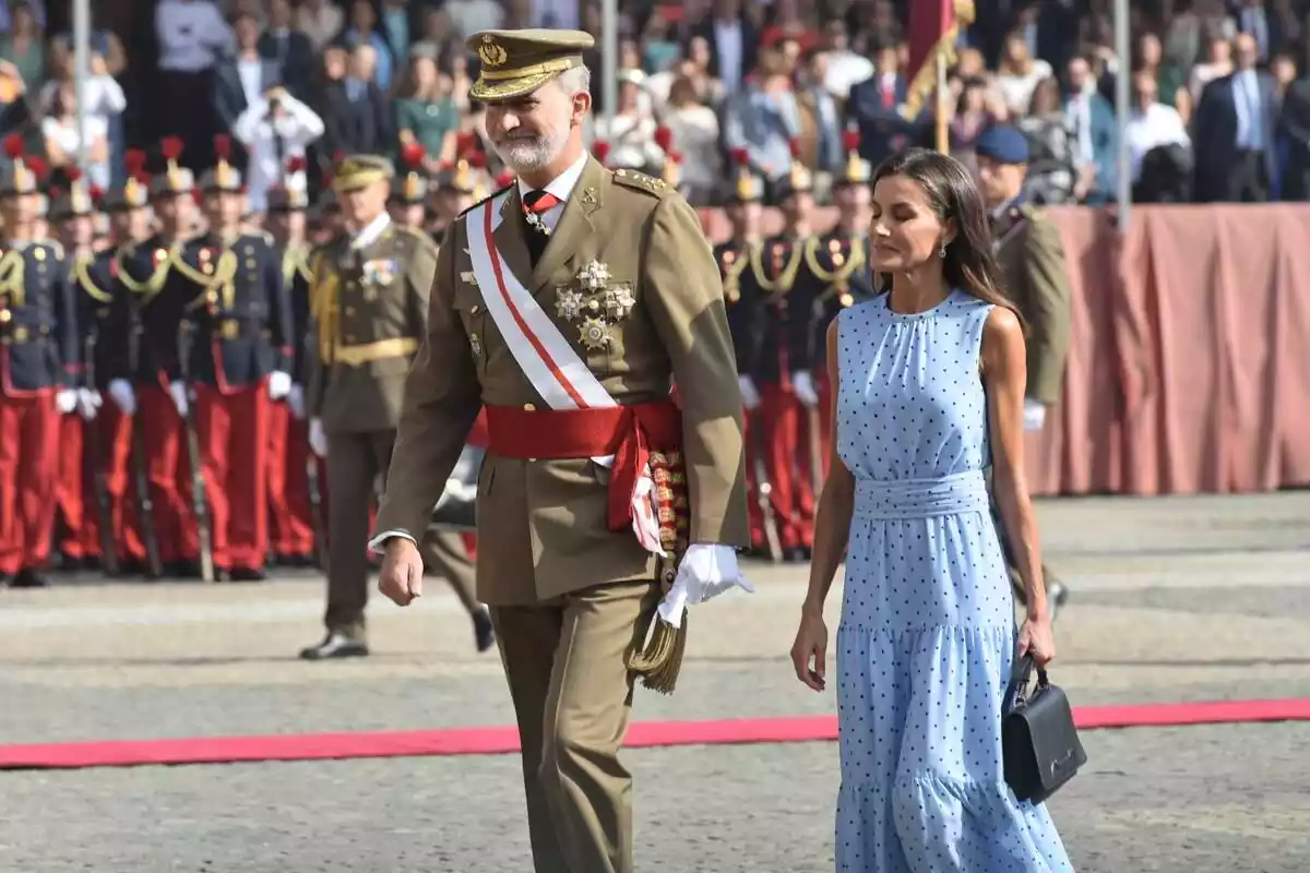 El Rey Felipe VI y la Reina Letizia asisten al acto de Jura de Bandera de la princesa Leonor, en la Academia General Militar, a 7 de octubre de 2023, en Zaragoza El Rey Felipe VI y la Reina Letizia asisten al acto de Jura de Bandera de la princesa Leonor, en la Academia General Militar, a 7 de octubre de 2023, en Zaragoza