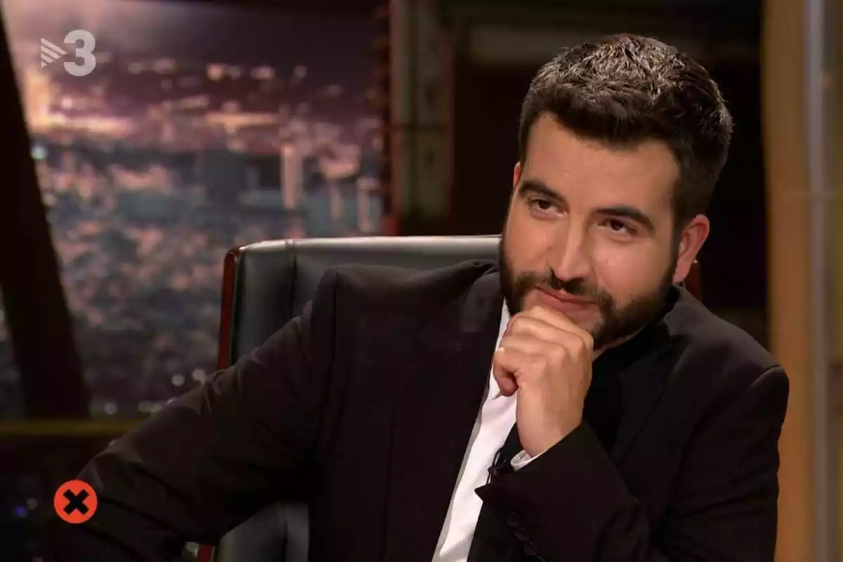 Ricard Ustrell, futuro presentador de 'El Matí de Catalunya Ràdio', sentado en un plató de TV·