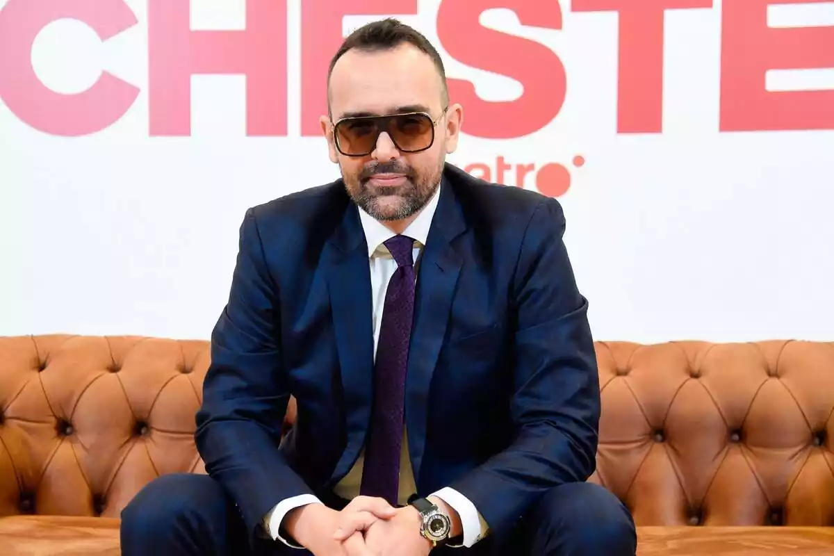 Posado de Risto Mejide como presentador de Viajando con Chester en Cuatro Posado de Risto Mejide como presentador de Viajando con Chester en Cuatro