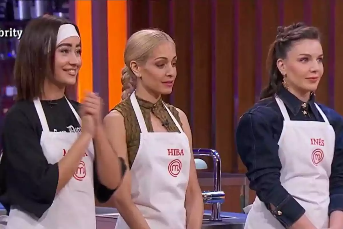 Marina Rivers, Hiba Abouk e Inés Hernand con delantales de cocina blancos participan en un programa de televisión en MasterChef Celebrity. Marina Rivers, Hiba Abouk e Inés Hernand con delantales de cocina blancos participan en un programa de televisión en MasterChef Celebrity.