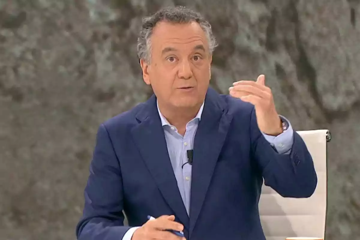 Roberto Brasero con traje azul gesticula mientras habla en Espejo Público. Roberto Brasero con traje azul gesticula mientras habla en Espejo Público.