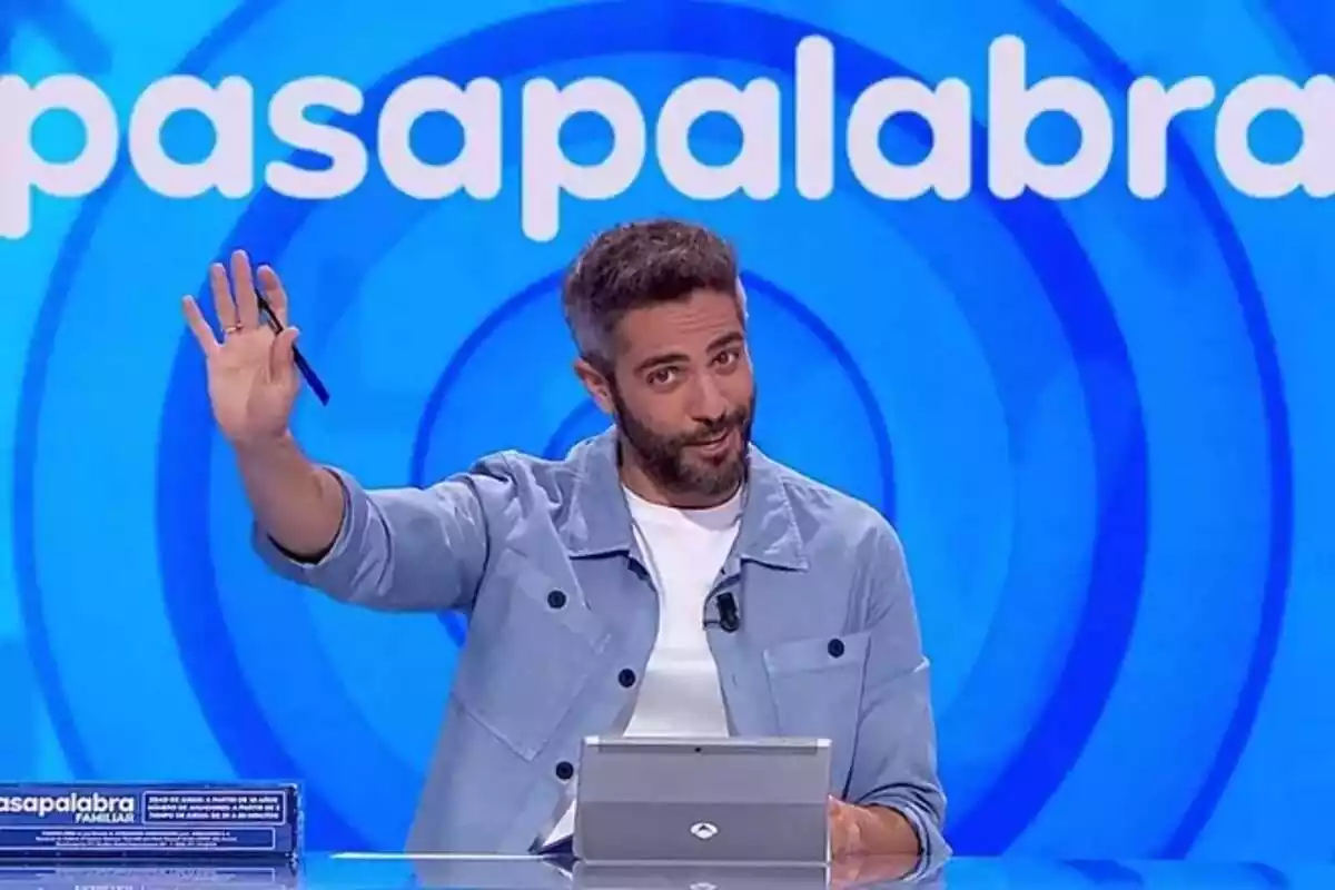 Roberto Leal con la mano levantada en el plató de 'Pasapalabra' Roberto Leal con la mano levantada en el plató de 'Pasapalabra'