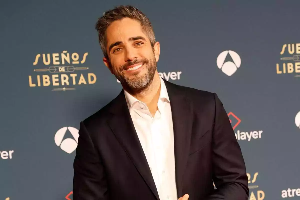 Roberto Leal sonriendo con una americana negra y una camisa blanca Roberto Leal sonriendo con una americana negra y una camisa blanca