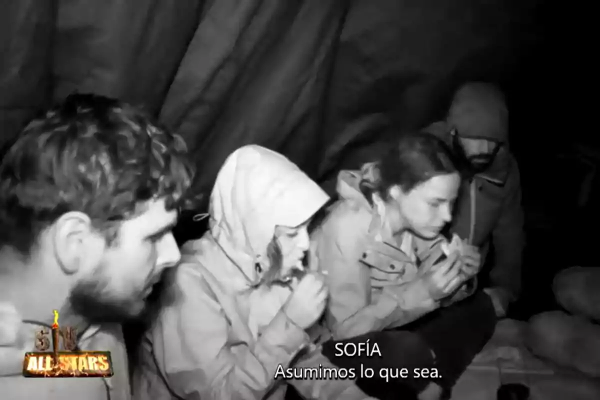 Captura de Alejandro Nieto, Sofía Suescun, Marta Peñate y Jorge Pérez comiendo por la noche en la isla de Supervivientes Captura de Alejandro Nieto, Sofía Suescun, Marta Peñate y Jorge Pérez comiendo por la noche en la isla de Supervivientes