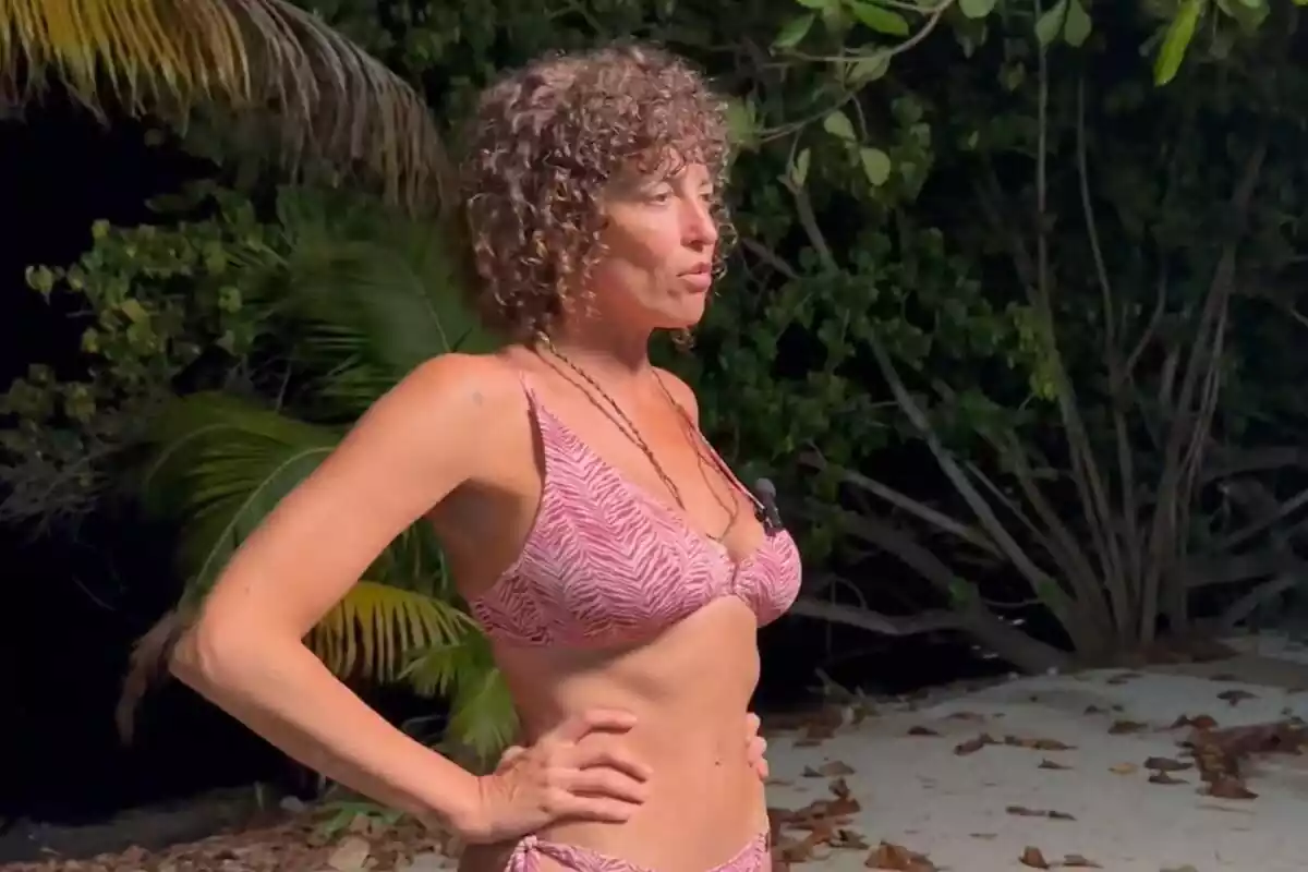 Rocio Madrid mirándose delante de un espejo en Supervivientes Rocio Madrid mirándose delante de un espejo en Supervivientes
