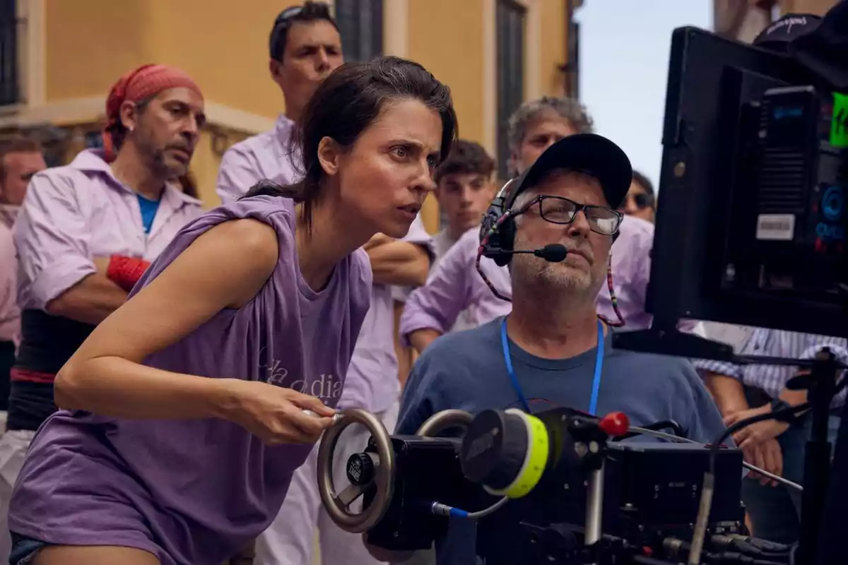 Fotografía de Leticia Dolera con un hombre durante el rodaje de la serie Pubertad Fotografía de Leticia Dolera con un hombre durante el rodaje de la serie Pubertad