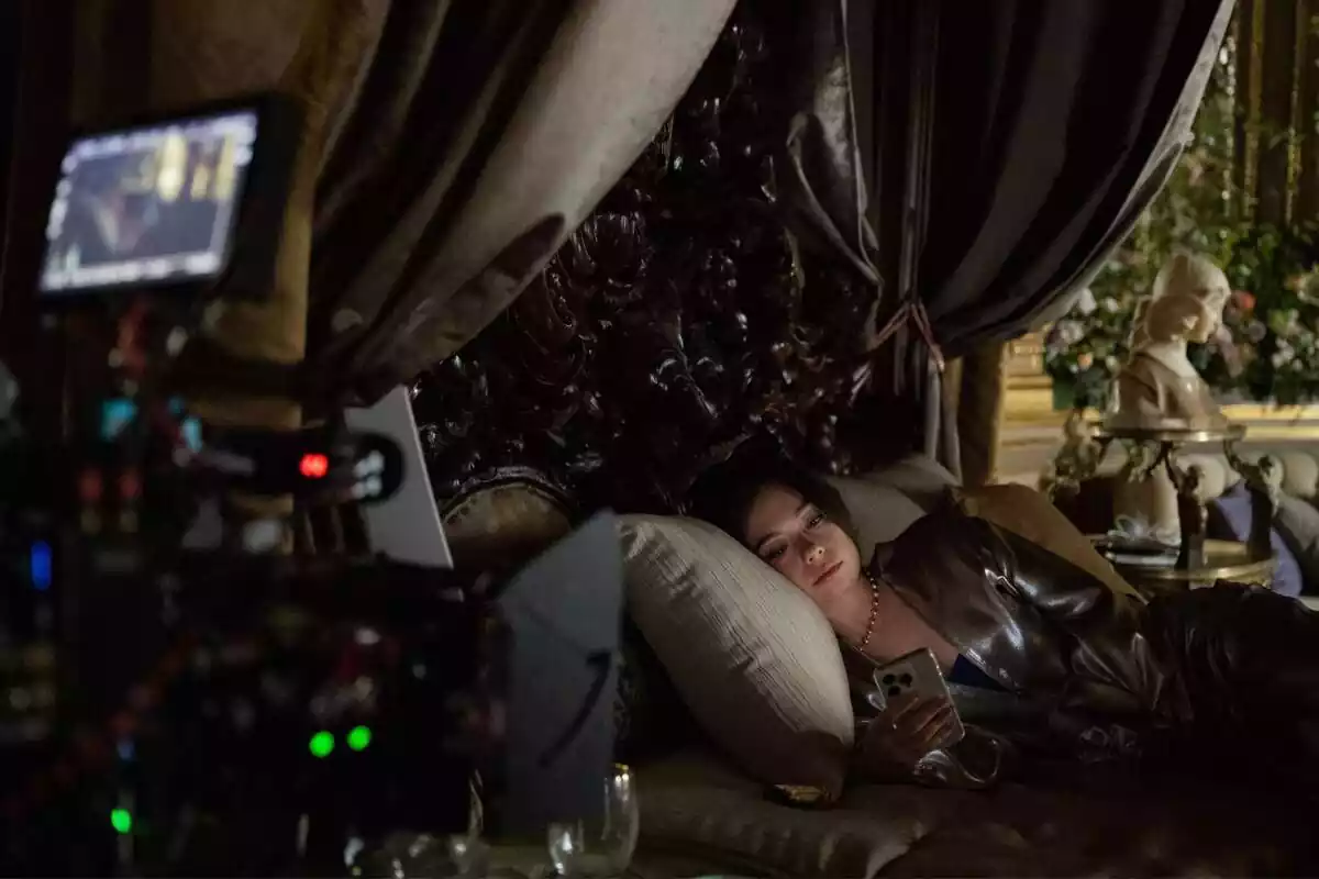 Fotografía de Anna Castillo en una cama durante el rodaje de la serie Su Majestad de Prime Video Fotografía de Anna Castillo en una cama durante el rodaje de la serie Su Majestad de Prime Video