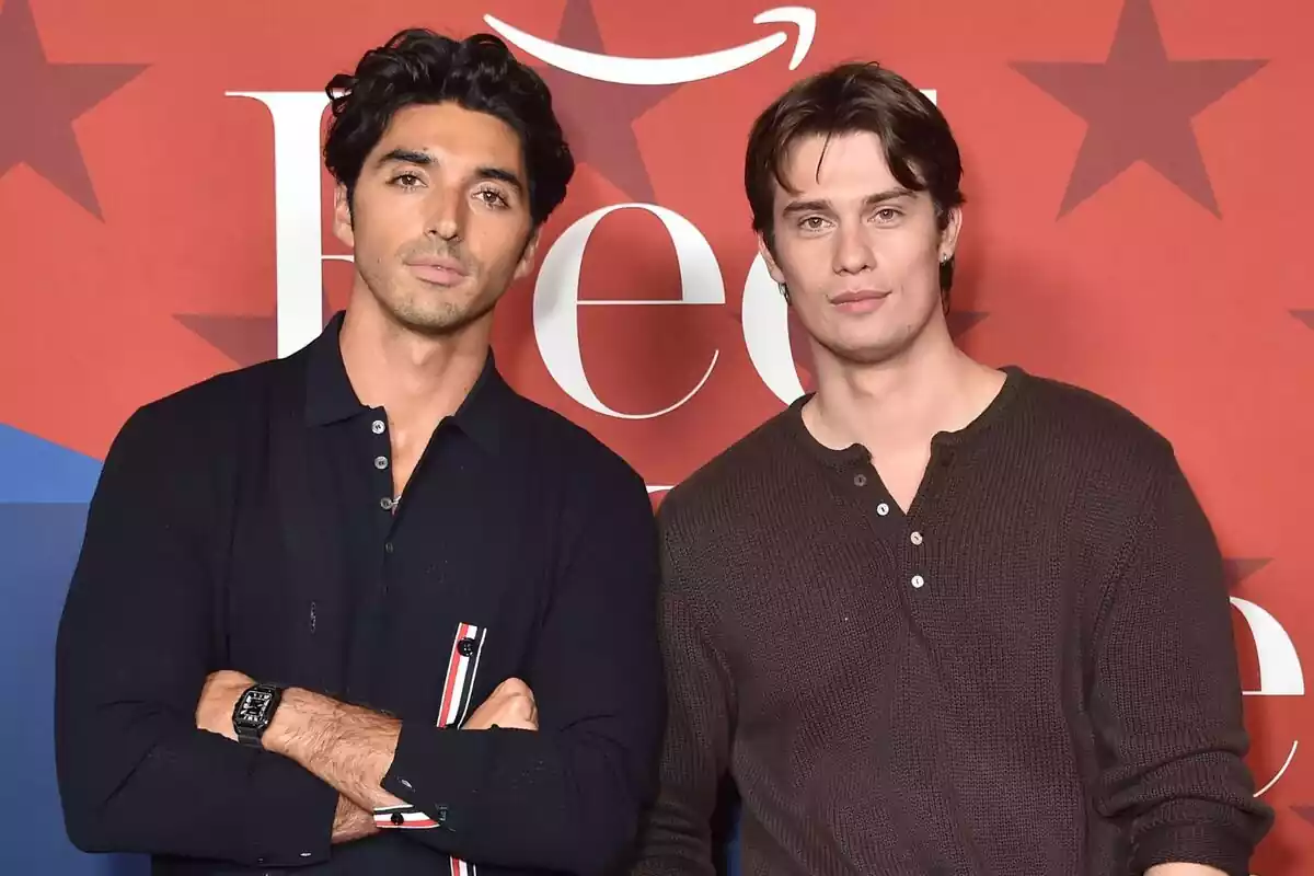 Fotografia de Nicholas Galitzine i Taylor Zakhar Perez a l'esdeveniment fan de Roig, blanc i sang blava Fotografia de Nicholas Galitzine i Taylor Zakhar Perez a l'esdeveniment fan de Roig, blanc i sang blava