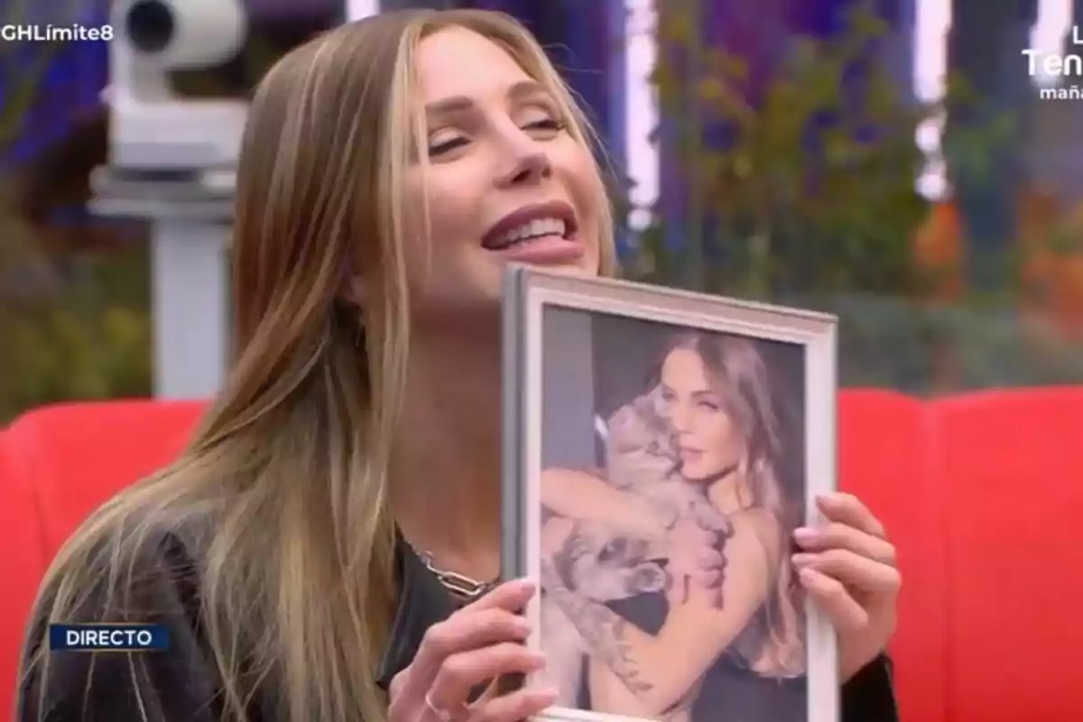 Romina Malaspina amb una foto del seu gat a 'GH DÚO' Romina Malaspina amb una foto del seu gat a 'GH DÚO'