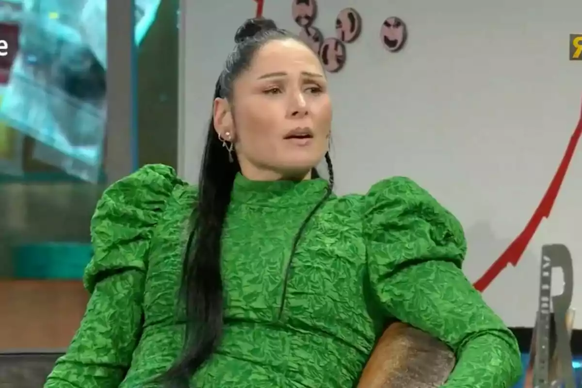 Rosa López con un vestido verde de mangas abullonadas está sentada en un sillón durante una entrevista en un estudio de televisión en 'La Revuelta'.