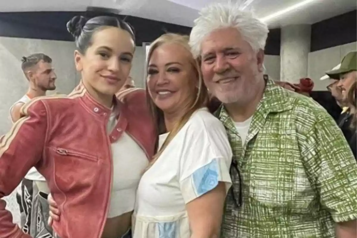 Rosalía, Belén Esteban y Pedro Almodóvar posan juntos Rosalía, Belén Esteban y Pedro Almodóvar posan juntos