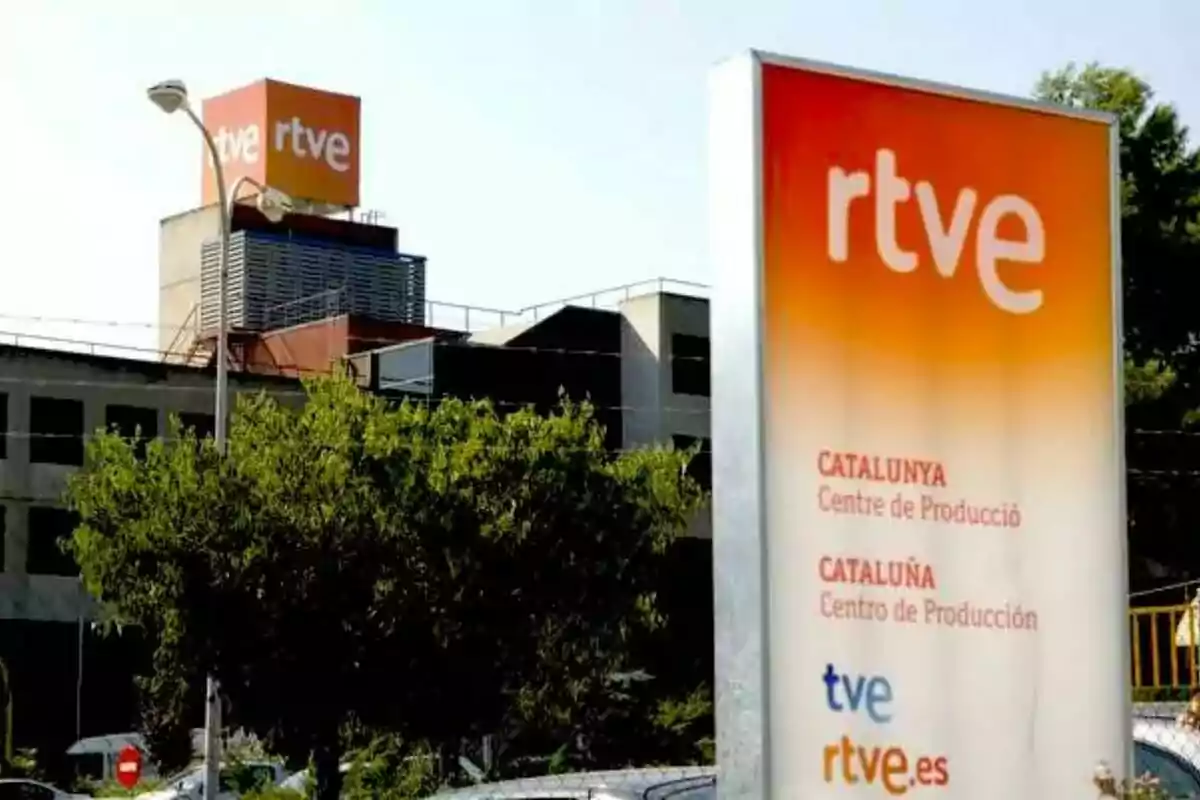 Edificio de RTVE en Cataluña con un cartel que indica "Centre de Producció" y "Centro de Producción".