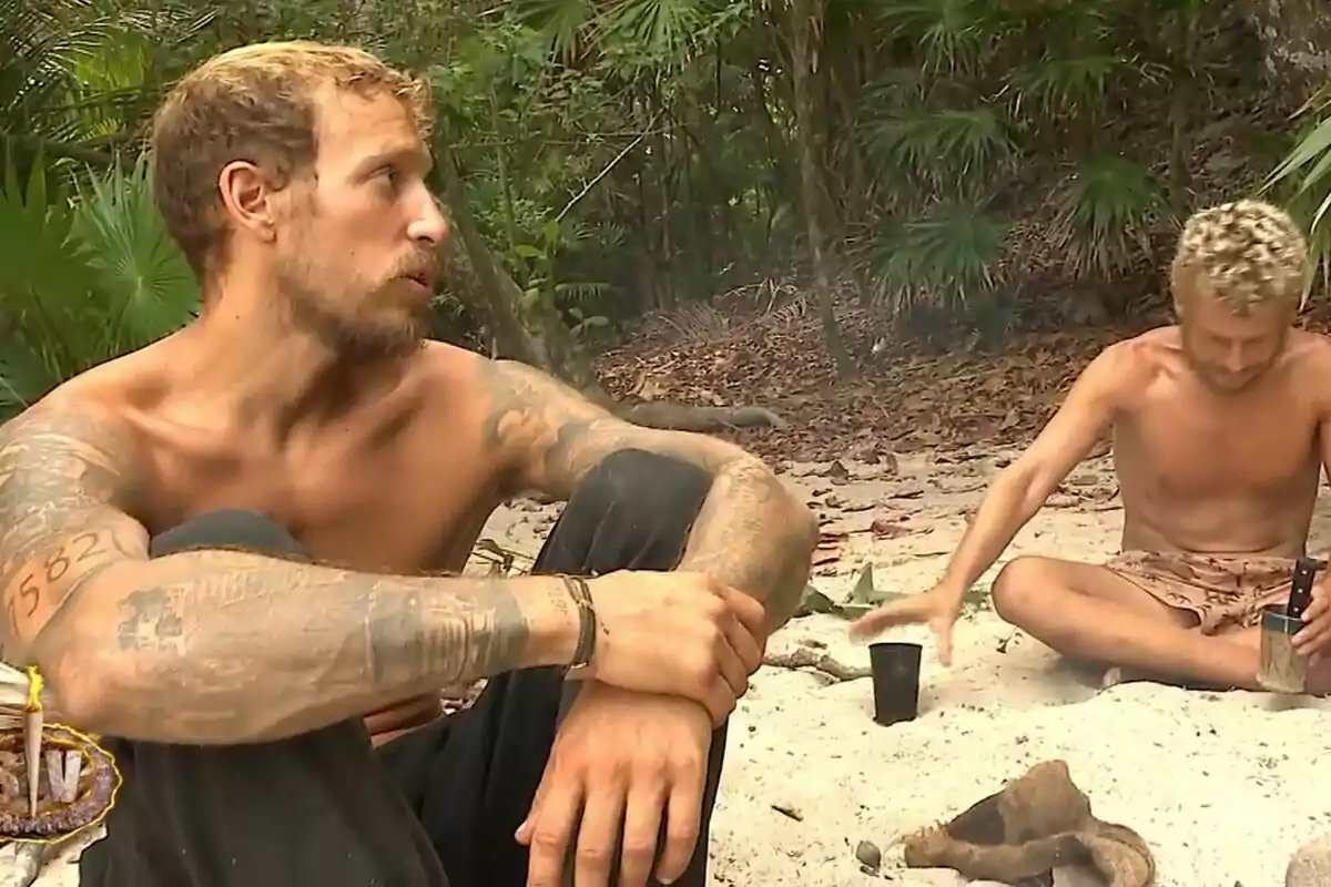 Captura de 'Supervivientes' con Rubén Torres y Arkano hablando sentados en la arena Captura de 'Supervivientes' con Rubén Torres y Arkano hablando sentados en la arena
