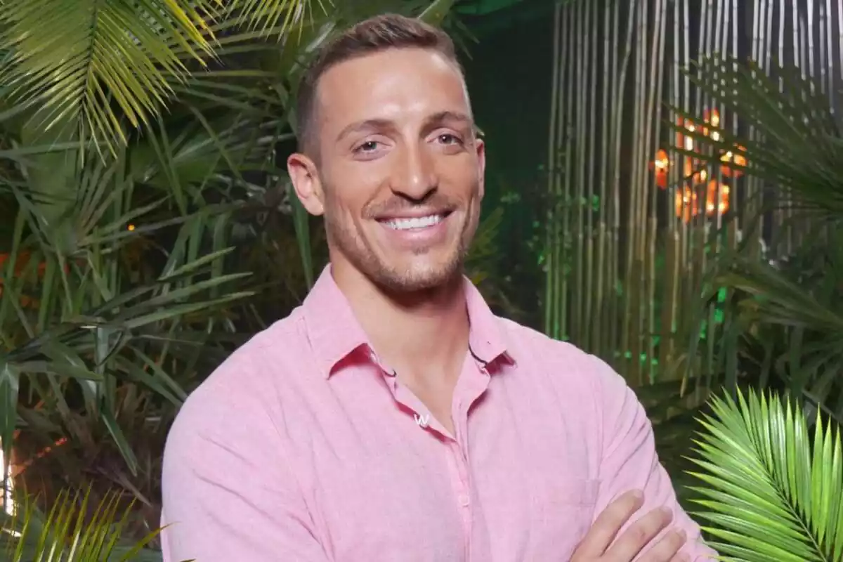 Fotografía de Rubén Torres sonriendo entre palmeras en Supervivientes