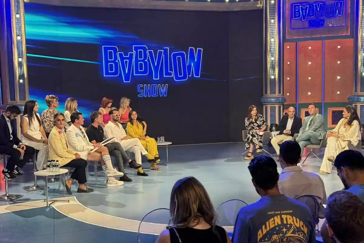 Roda de premsa de Babylon Show de telecinco al plató amb Carlos Latre, directius i el seu elenc de col·laboradors Roda de premsa de Babylon Show de telecinco al plató amb Carlos Latre, directius i el seu elenc de col·laboradors