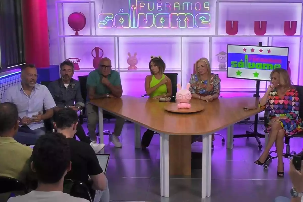 Captura de la roda de premsa de Ni que fóssim Sálvame amb Óscar Cornejo, David Valldeperas, Kiko Matamoros, María Patiño, Belén Esteban o Lydia Lozano Captura de la roda de premsa de Ni que fóssim Sálvame amb Óscar Cornejo, David Valldeperas, Kiko Matamoros, María Patiño, Belén Esteban o Lydia Lozano