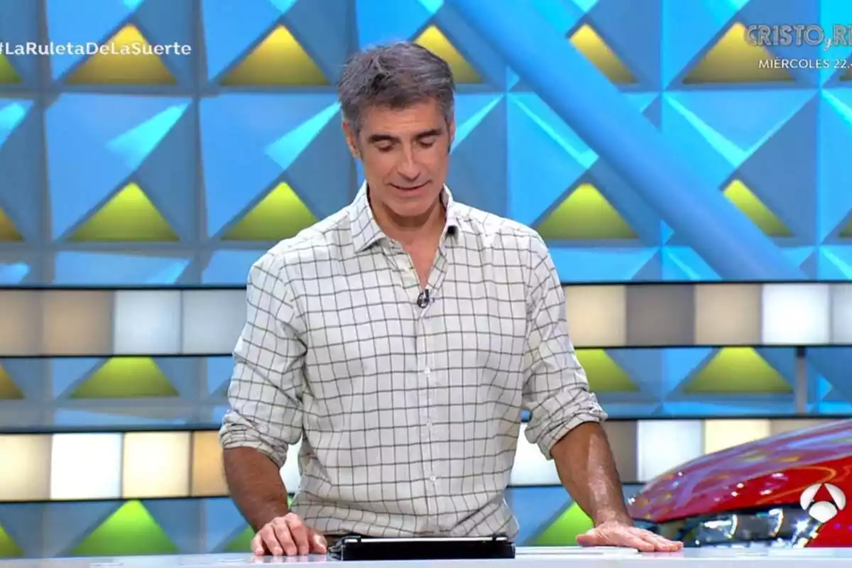 Captura de 'La Ruleta de la Suerte' con Jorge Fernández con una camisa de cuadros mirando hacia abajo el 13 de noviembre de 2023 Captura de 'La Ruleta de la Suerte' con Jorge Fernández con una camisa de cuadros mirando hacia abajo el 13 de noviembre de 2023