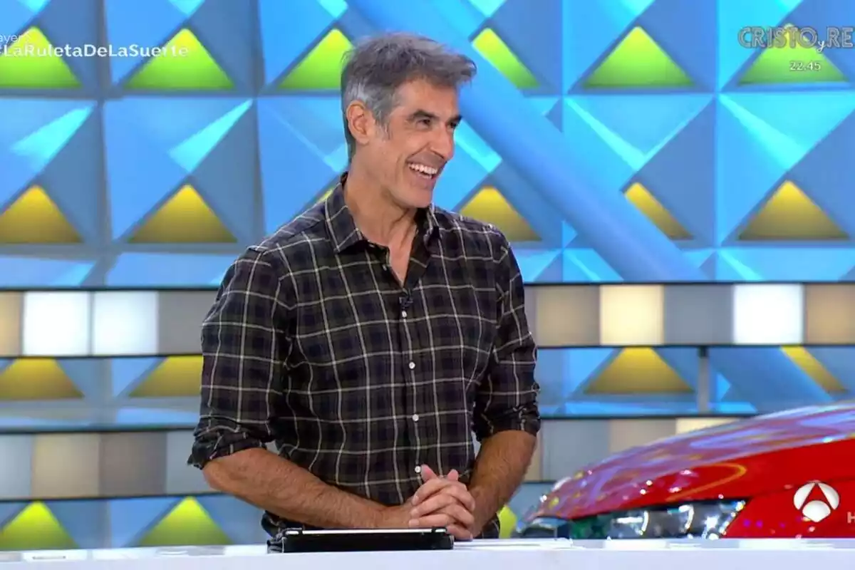 Captura de 'La Ruleta de la Suerte' con Jorge Fernández riendo con una camisa de cuadros el 15 de noviembre de 2023 Captura de 'La Ruleta de la Suerte' con Jorge Fernández riendo con una camisa de cuadros el 15 de noviembre de 2023