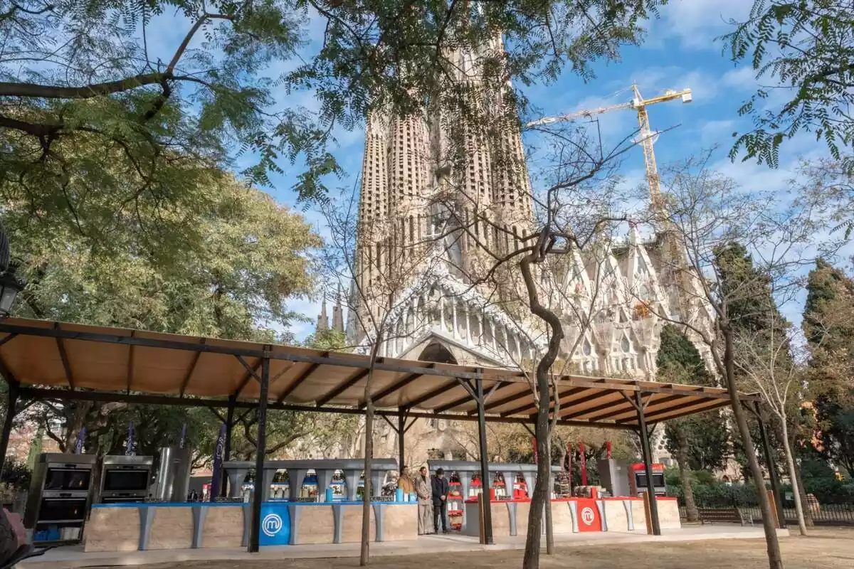 Captura de Pepe Rodríguez Rey, Samantha Vallejo-Nágera y Jordi Cruz en la Sagrada Familia en MasterChef Captura de Pepe Rodríguez Rey, Samantha Vallejo-Nágera y Jordi Cruz en la Sagrada Familia en MasterChef