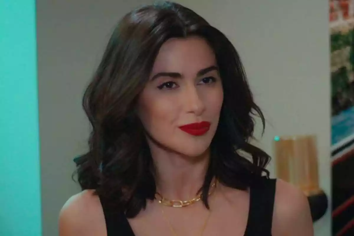 Captura de Sahika mirando hacia un lado en Pecado Original Captura de Sahika mirando hacia un lado en Pecado Original