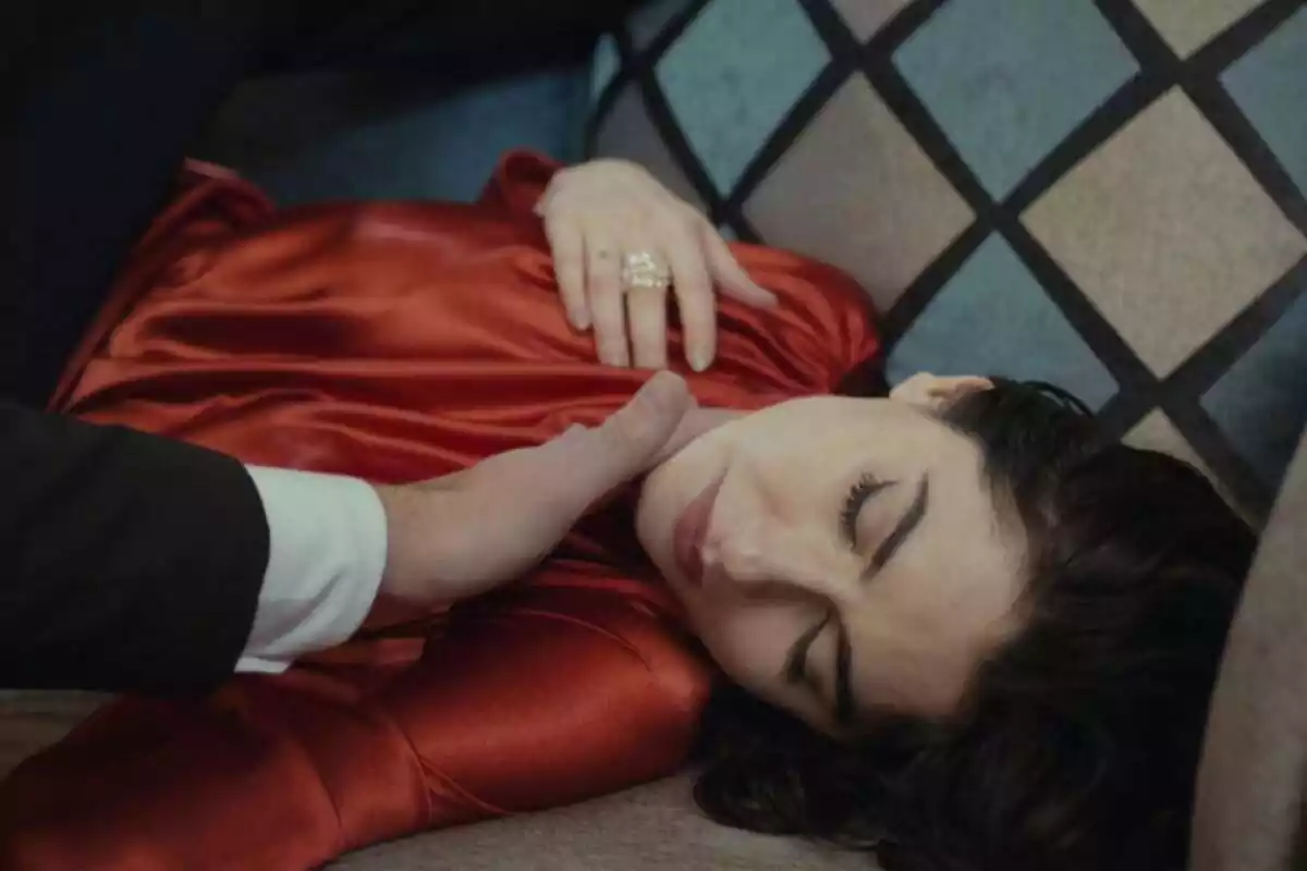 Captura de Sahika tirada en el suelo, muerta, en Pecado Original Captura de Sahika tirada en el suelo, muerta, en Pecado Original