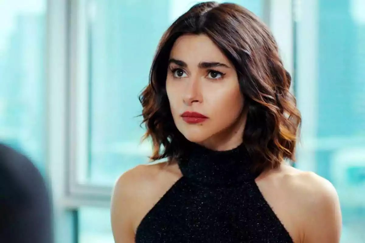 Captura de pantalla de la serie 'Pecado Original' donde aparece Sahika con rostro serio Captura de pantalla de la serie 'Pecado Original' donde aparece Sahika con rostro serio