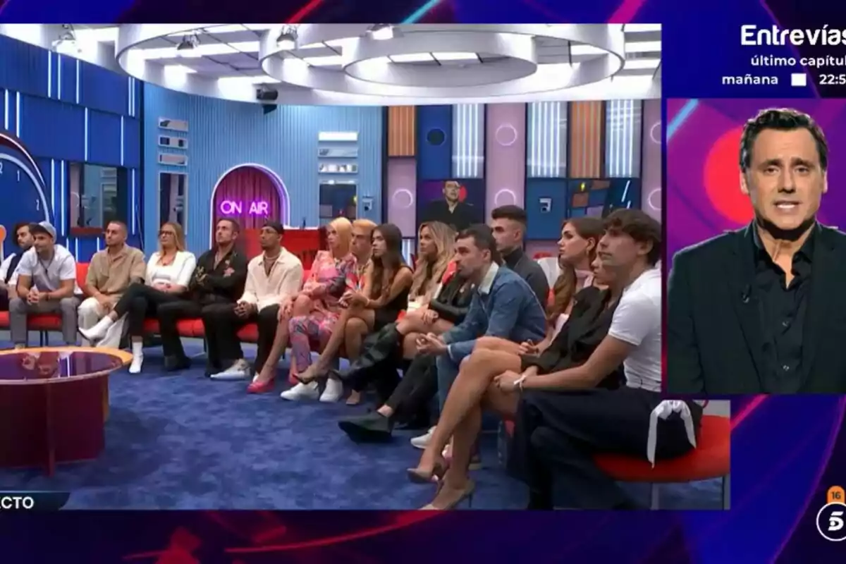 Los concursantes de Gran Hermano está sentado en sofá en la casa en el fondo mientras Ion Aramendi aparece en una pantalla a la derecha. Los concursantes de Gran Hermano está sentado en sofá en la casa en el fondo mientras Ion Aramendi aparece en una pantalla a la derecha.