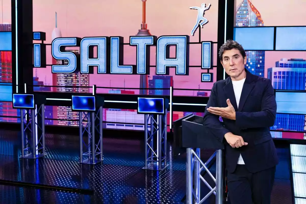 Manel Fuentes dret en un plató de televisió amb la paraula Manel Fuentes dret en un plató de televisió amb la paraula