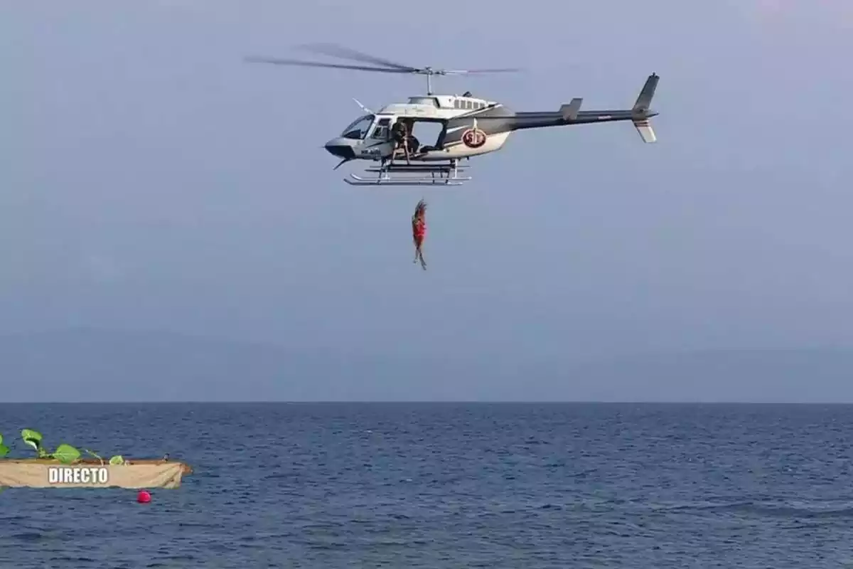 Captura de Laura Matamoros en su salto del helicóptero de Supervivientes Captura de Laura Matamoros en su salto del helicóptero de Supervivientes
