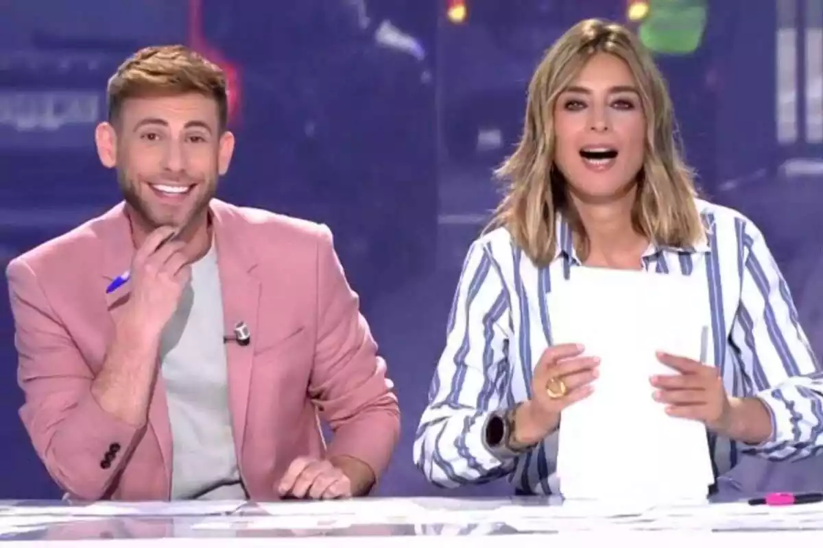 Sandra Barneda y César Muñoz mirando a cámara en Así es la vida Sandra Barneda y César Muñoz mirando a cámara en Así es la vida