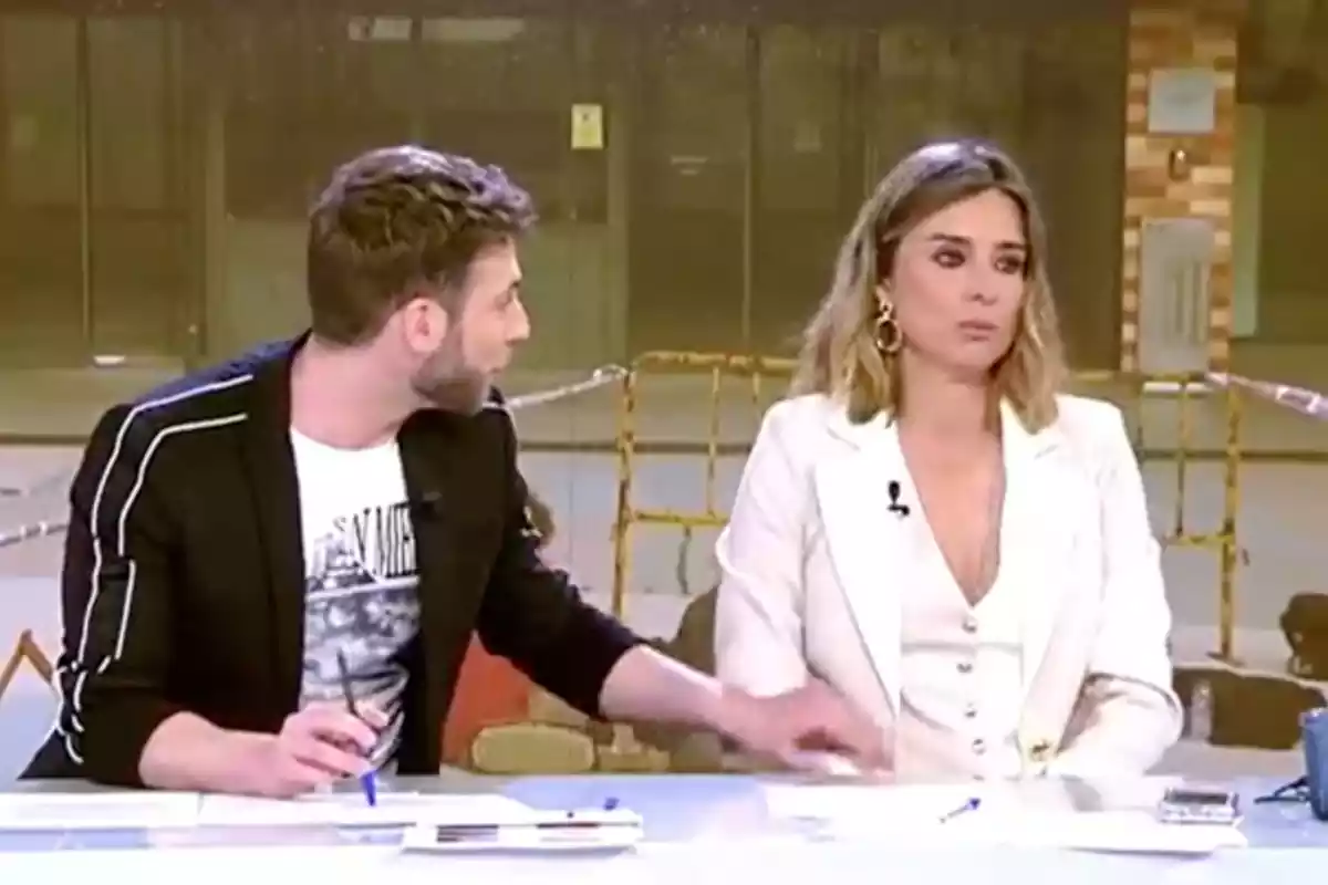 César Muñoz y Sandra Barneda, visiblemente enfadada, en el plató de 'Así es la vida' César Muñoz y Sandra Barneda, visiblemente enfadada, en el plató de 'Así es la vida'