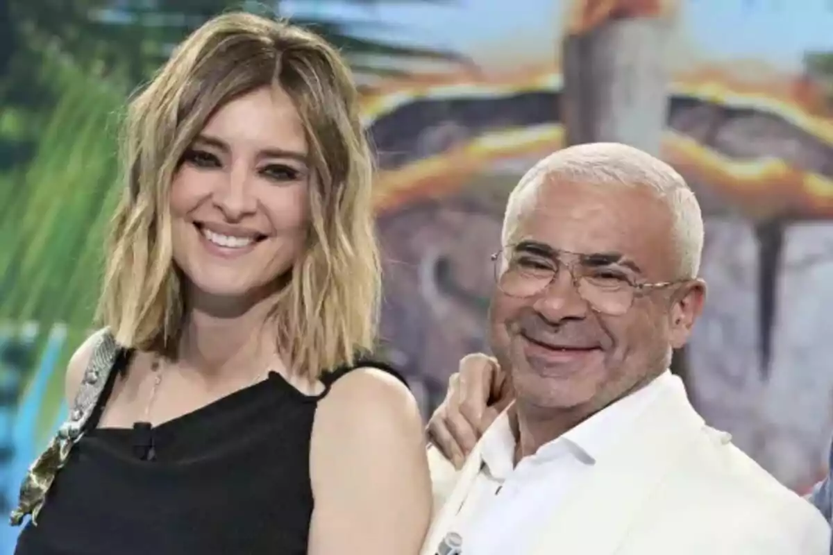 Captura de Sandra Barneda y Jorge Javier Vázquez sonriendo en el plató de Supervientes Captura de Sandra Barneda y Jorge Javier Vázquez sonriendo en el plató de Supervientes